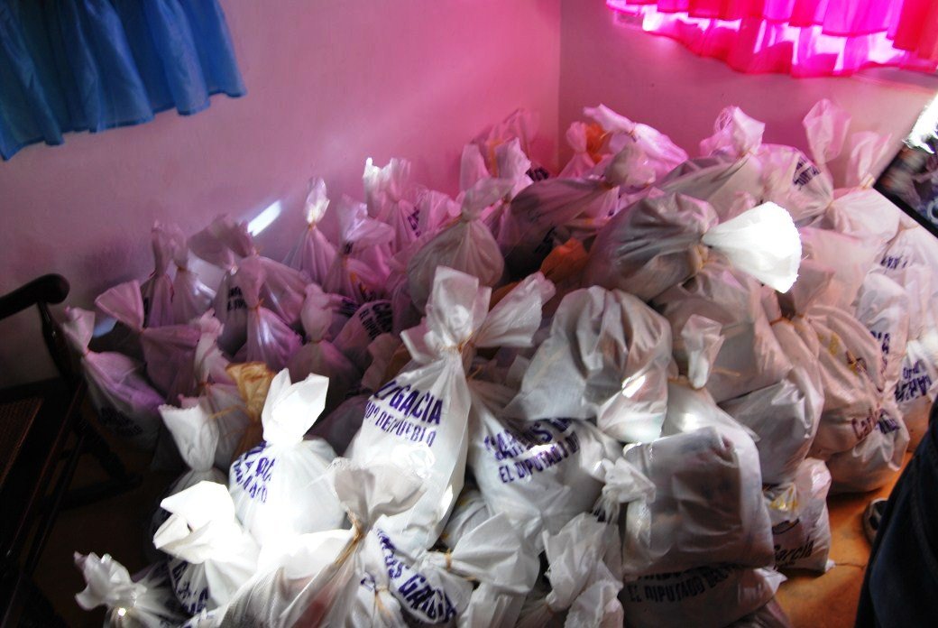 Entrega de Comidas navideñas a cientos de familias